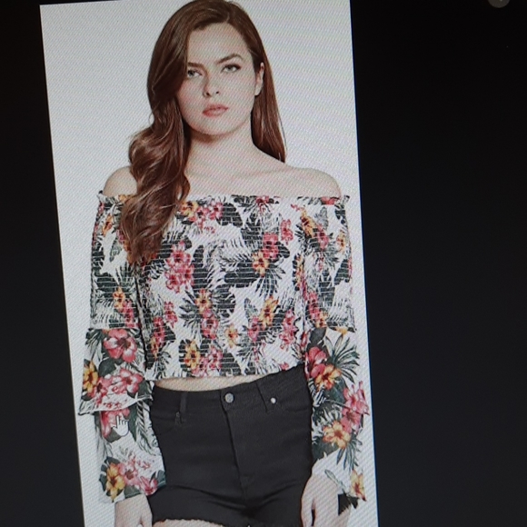 2 for $15 Guess floral off the shoulder top - Picture 1 of 5